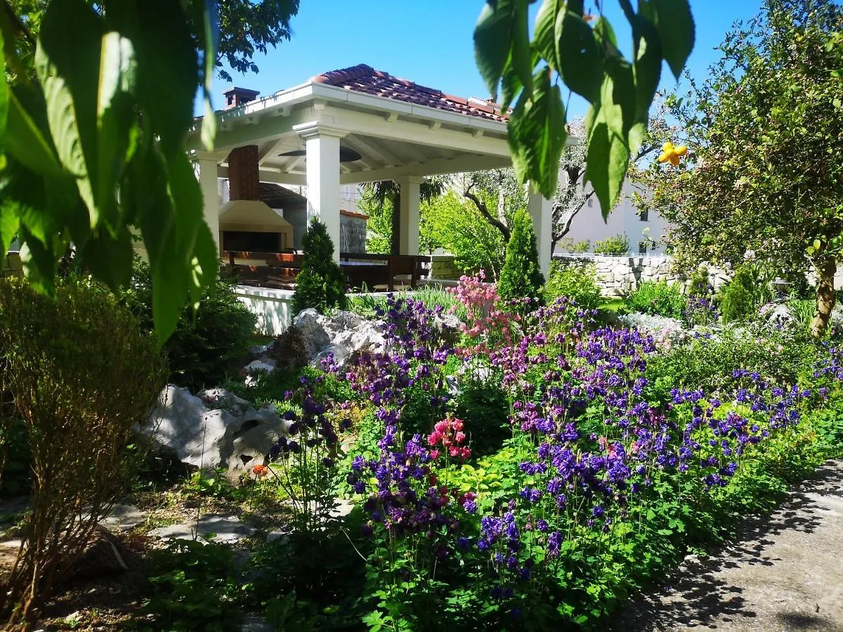 M&M Novak Luxury Apartment With Award Winning Garden Kastela