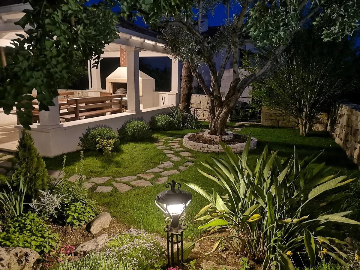 M&M Novak Luxury Apartment With Award Winning Garden Kastela 0*,
