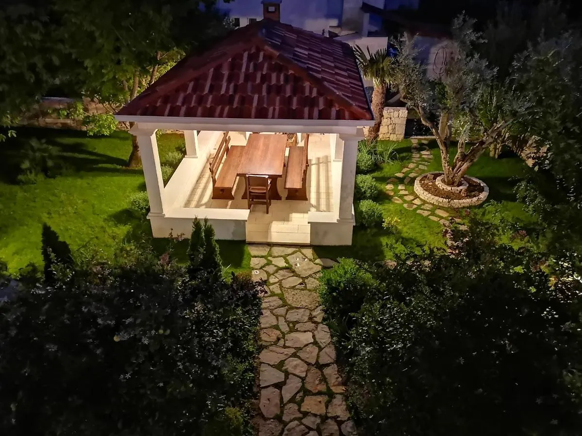 M&M Novak Luxury Apartment With Award Winning Garden Kastela