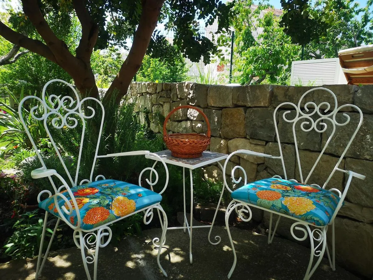 M&M Novak Luxury Apartment With Award Winning Garden Kastela 0*,  Croatia