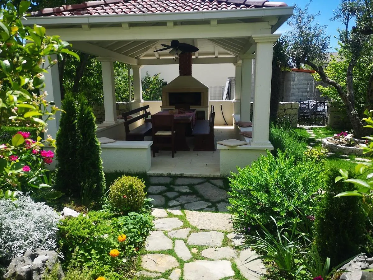 M&M Novak Luxury Apartment With Award Winning Garden Kastela