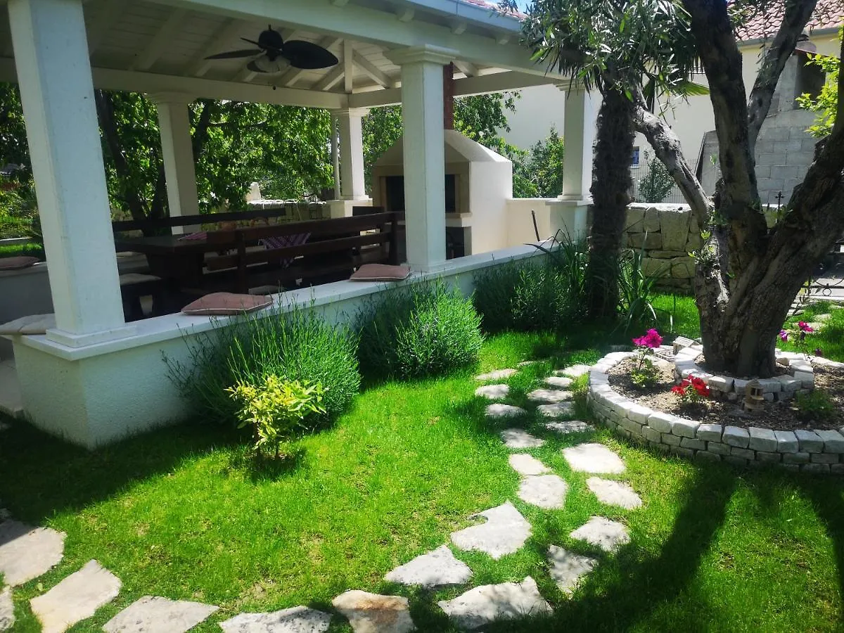 M&M Novak Luxury Apartment With Award Winning Garden Kastela Croatia