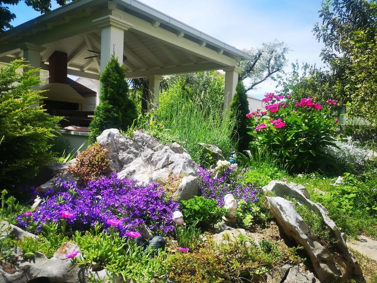 M&M Novak Luxury Apartment With Award Winning Garden Kastela